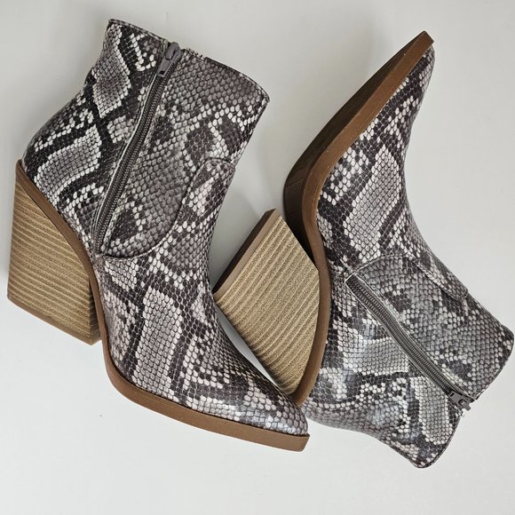 EXPRESS snakeskin print bootie, like new boot size 9 but fits 8.5 - Picture 2 of 3